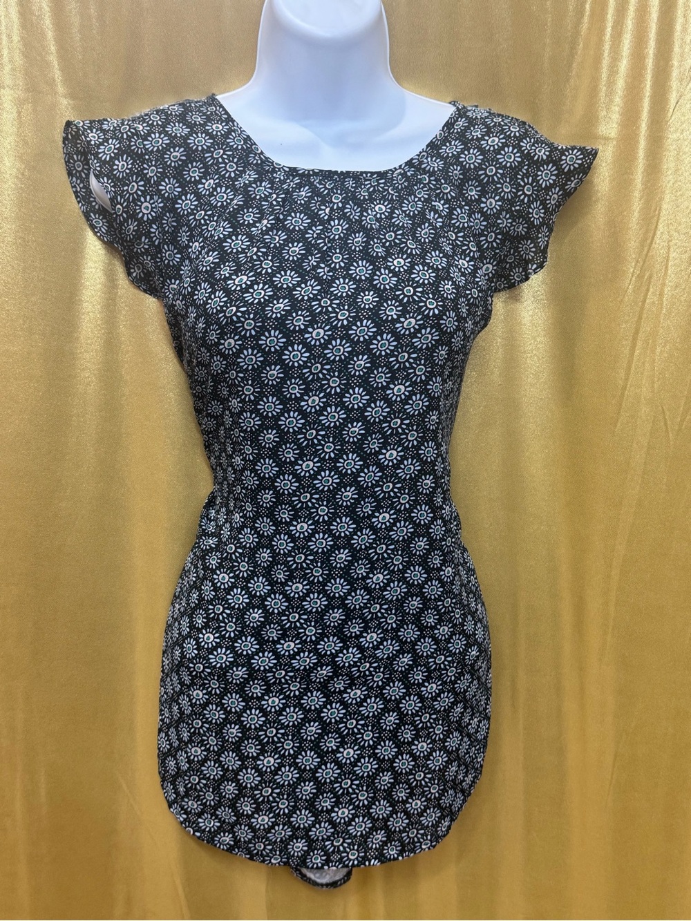 PREMISE Mixed-Media Blouse Size M Black & White Sunburst Flutter Sleeve Keyhole